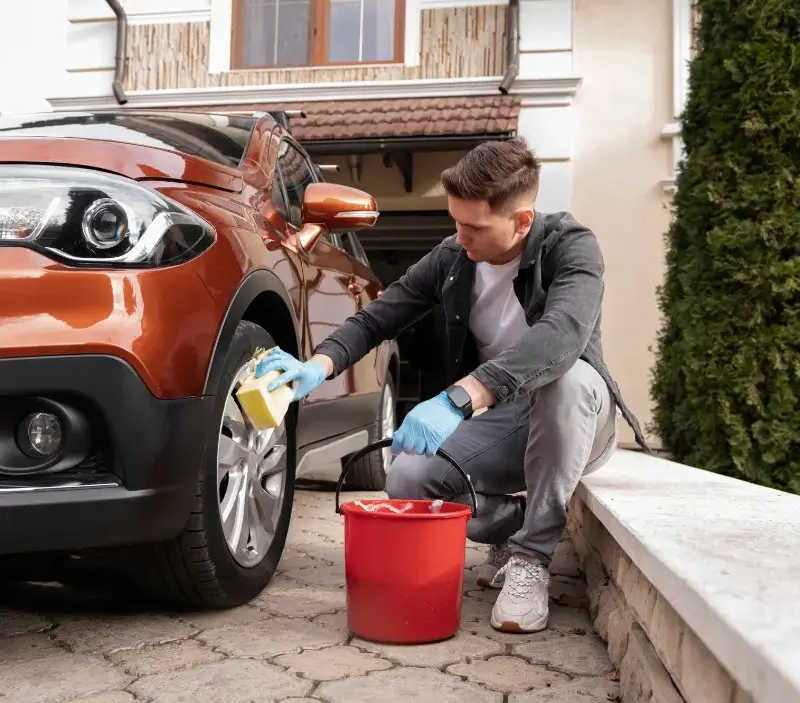 Lavage auto à domicile Notre-Dame-des-Millières : professionnel intervenant sur un véhicule